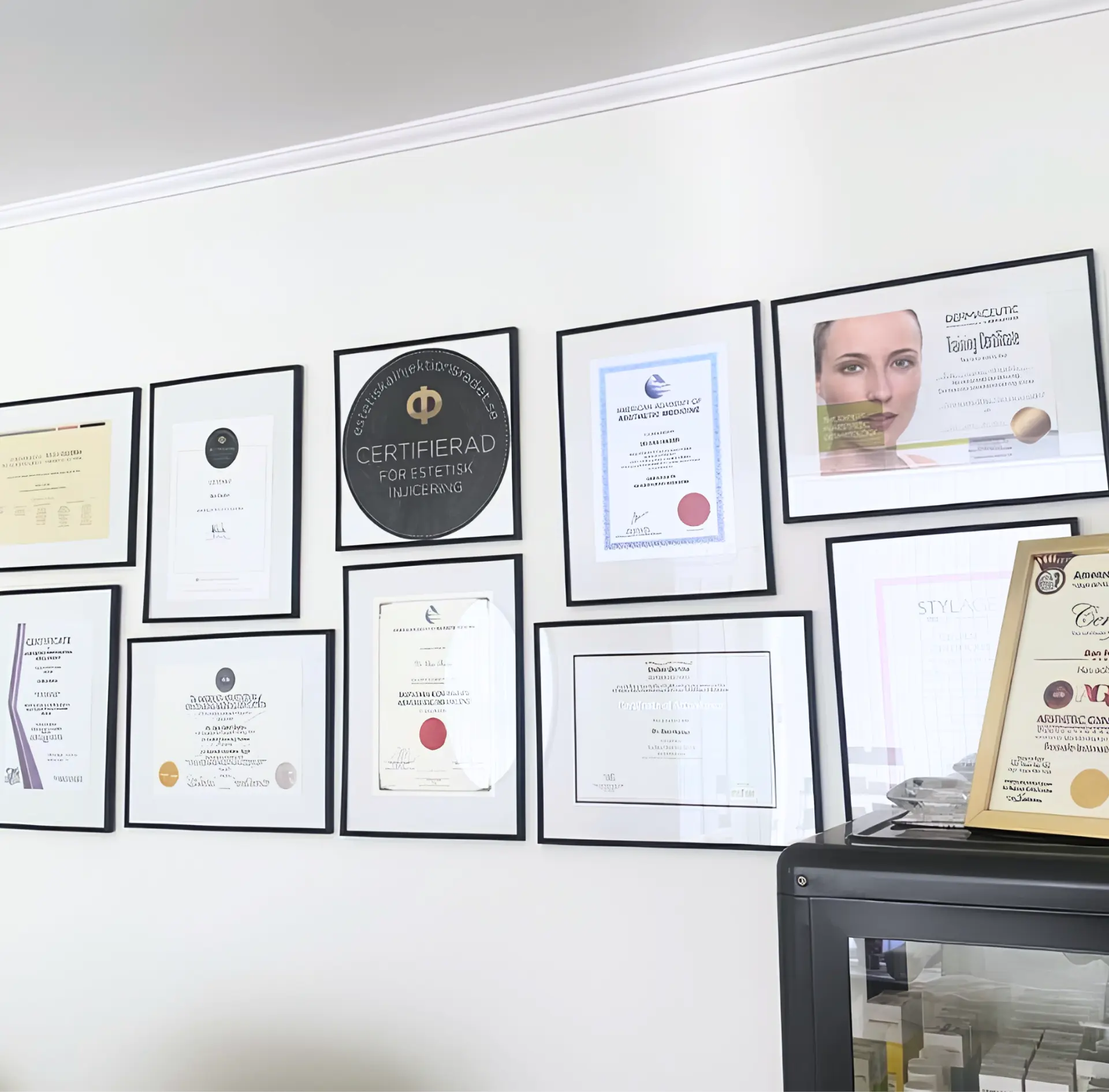 Dr. Ban Haiders inramade diplom och certifikat på kliniken